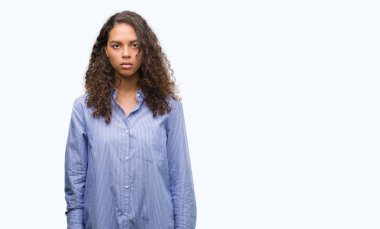 Genç İspanyol iş kadın şüpheci ve sorun nedeniyle gergin, papatyanın üzgün. Negatif kişi.