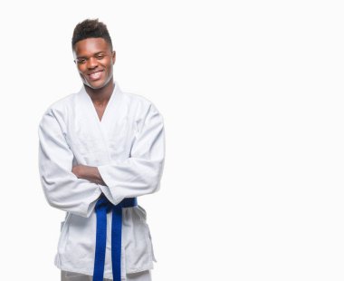 Afrikalı-Amerikalı genç kimono mutlu yüz çapraz silah kameraya bakarak ile gülümseyen giyen izole arka plan üzerinde. Olumlu bir kişi.