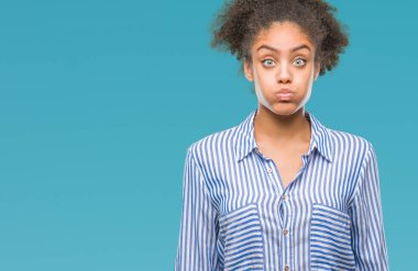 Komik surat ile yanakları şişirme izole arka plan üzerinde genç afro Amerikalı kadın. Ağız ile hava, deli ifade şişirilmiş.
