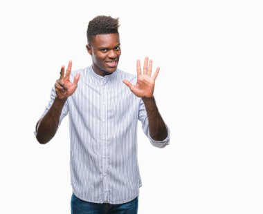 Gösterilen ve parmakları ile işaret izole arka plan üzerinde genç Afro-Amerikan adam kendinden emin ve mutlu gülümseyerek süre sekiz numara.