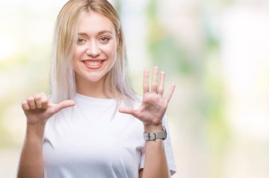 Sarışın genç kadın gösterilen ve parmakları ile işaret izole arka plan üzerinde kendinden emin ve mutlu gülümseyerek süre 6 numara.