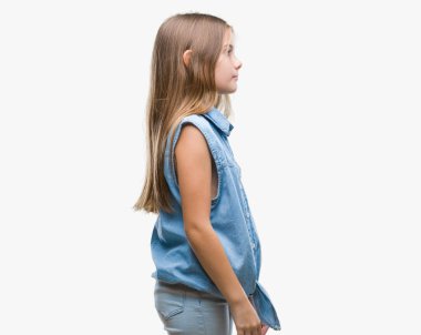 Genç güzel kız tarafına, seyir izole arka plan üzerinde dinlenmek doğal yüz emin gülümseme ile pozuyla profil.