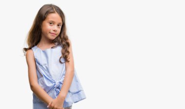 Uzak tarafına gülümseme ile yüzünde, doğal ifade esmer Latin kız. Kendine güvenen gülüyor.