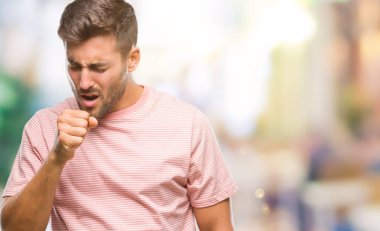 Yakışıklı delikanlı duygu hasta ve soğuk veya bronşit için semptom olarak öksürük izole arka plan üzerinde. Sağlık kavramı.