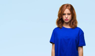 İzole arka plan şüpheci ve sinir, papatyanın üzgün sorun nedeniyle genç güzel kadın. Negatif kişi.