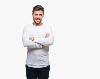 İzole arka plan mutlu yüz çapraz silah kameraya bakarak ile gülümseyen genç yakışıklı adam. Olumlu bir kişi.