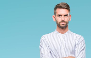 Yakışıklı delikanlı izole arka plan şüpheci ve sinir, onaylamayan ifade yüz çapraz kolları üzerinde. Negatif kişi.