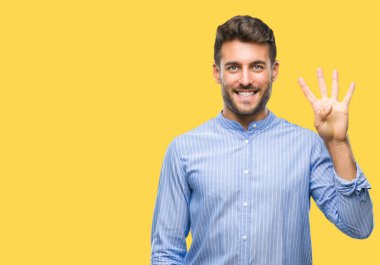 Yakışıklı delikanlı gösterilen ve parmakları ile işaret izole arka plan üzerinde dört kendinden emin ve mutlu gülümseyerek iken numara.