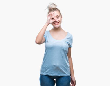 Sarışın genç kadın gülümsüyor, parmakları ile mutlu yüz üzerinden seyir göz el ile ok jest yapıyor izole arka plan üzerinde.