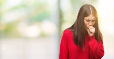 Genç güzel İspanyol soğuk veya bronşit için kırmızı kazaklı duygu hasta ve öksürük semptom olarak takmış. Sağlık kavramı.