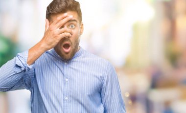 Mahcup ifadeyle parmaklarımın arasından seyir izole arka yüz ve gözler el ile kapsayan şok bakmak genç yakışıklı adam.