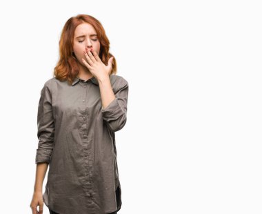 Genç güzel kadın izole arka plan üzerinde el ile ağız kapsayan yorgun esneme sıkılmış. Restless ve uyku hali.