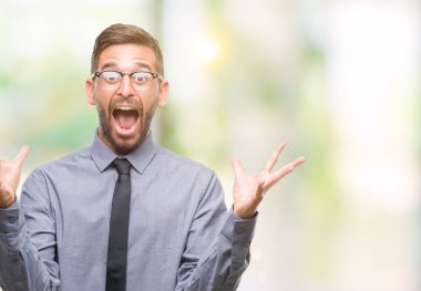 Genç yakışıklı iş adam deli kutluyor arka plan izole ve başarı için kaldırdı kollarını açarak hayrete ve heyecanlı çığlık gözleri açık. Kazanan kavramı