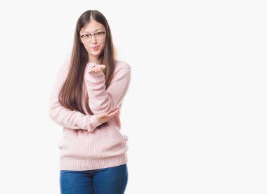 İzole arka plan bir öpücük el ile güzel ve seksi olmak hava üfleme kamera bakarak gözlüklü Genç Çinli kadın. Aşk ifade.