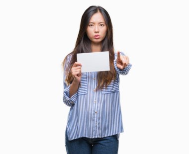 Genç Asyalı kadın holding kamera ve size parmak ile işaret izole arka plan boş kartı, el işareti, pozitif ve kendinden emin bir jest ön