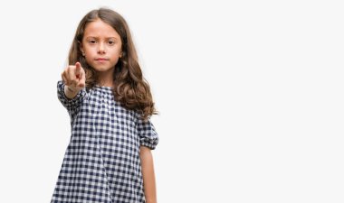 Esmer Latin kız giyiyor siyah ve beyaz elbise kamera ve size parmak ile işaret, el işareti, pozitif ve kendinden emin bir jest ön