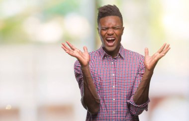 Genç Afro-Amerikan adam kızgın ve silah ile başarı için deli kutluyor izole arka plan üzerinde kaldırdı ve heyecanlı çığlık gözler kapalı. Kazanan kavramı