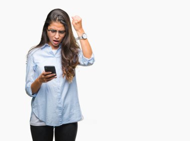 Öfke, çılgın ve yükseltilmiş el, öfke kavramı ile diye bağıran ile smartphone üzerinde izole arka rahatsız ve sinirli bağırarak kullanarak genç güzel Arap kadın manifatura