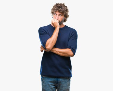 Yakışıklı İspanyol modeli adam stresli ve gergin elle çivi ısırma ağzına bakarak izole arka plan üzerinde kış kazak giyiyor. Anksiyete sorunu.