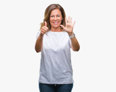 Orta yaş üst düzey İspanyol kadın gösterilen ve parmakları ile işaret izole arka plan yüzünden kendinden emin ve mutlu gülümseyerek süre 6 numara.