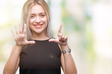 Sarışın genç kadın izole arka plan üzerinde