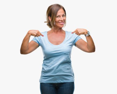 Orta yaş yüzünde gülümseme ile kendinden emin görünüyorsun, kendini gururlu ve mutlu parmakları ile işaret izole arka plan üzerine İspanyol kadın kıdemli.