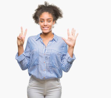 Genç afro Amerikan kadın gösterilen ve parmakları ile işaret izole arka plan yüzünden kendinden emin ve mutlu gülümseyerek süre yedi numara.