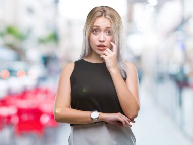 Genç Sarışın kadın yüzünden stresli ve gergin ile izole arka plan tırnak ısırma dudaklarından eller. Anksiyete sorunu.