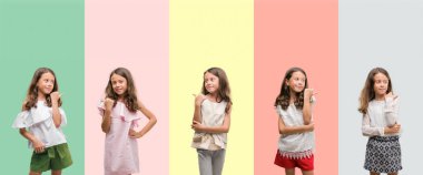 Esmer Latin kız arıyorum ve başparmak yanında yukarıyı mutlu yüz ile gülümseyen farklı kıyafetler giyiyor kolaj.