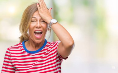 Orta yaş üst düzey İspanyol kadın izole arka kafasına hata için el ile sürpriz yüzünden hata hatırlıyorum. Unuttum, kötü bellek kavramı.