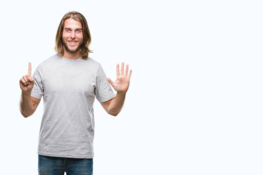Gösterilen ve parmakları ile işaret izole arka plan üzerinde uzun saçlı Genç yakışıklı adam kendinden emin ve mutlu gülümseyerek süre 6 numara.