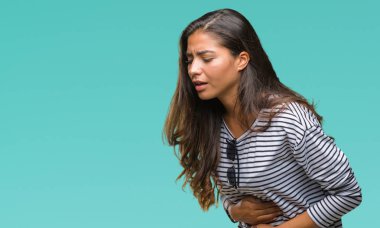 Genç güzel Arap kadın üzerinde güneş gözlüğü takıyor izole mide üzerinde el ile arka plan çünkü hazımsızlık, ağrılı hastalık hasta hissediyor. Ağrısı kavramı.