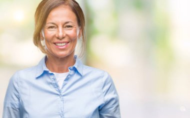 Orta yaş izole arka plan ile bir mutlu ve serin üzerinden İspanyol kadın kıdemli yüzündeki gülümseme. Şanslı kişi.