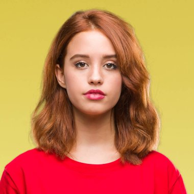 Yüzünde ciddi bir ifade olan, soyutlanmış bir geçmişi olan güzel bir kadın. Basit ve doğal bir şekilde kameraya bakıyorsun..