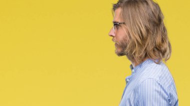 Genç yakışıklı adamla uzun saç gözlük izole arka tarafına, seyir üzerinde dinlenmek doğal yüz emin gülümseme ile pozuyla profil.