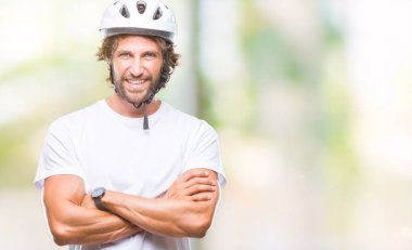 Üzerinde güvenlik kask giymiş yakışıklı İspanyol bisikletçi adam arka plan ile mutlu yüz gülümseyerek kameraya seyir silah geçti izole. Olumlu bir kişi.