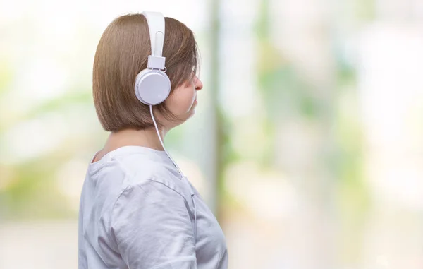 Mulher Adulta Jovem Com Síndrome Usando Fones Ouvido Sobre Fundo — Fotografia de Stock