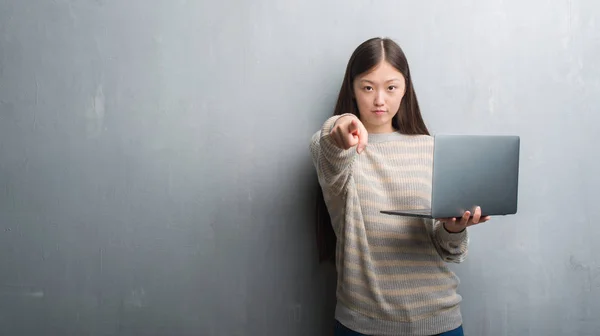 Joven Mujer China Sobre Pared Gris Utilizando Ordenador Portátil Apuntando —  Fotos de Stock