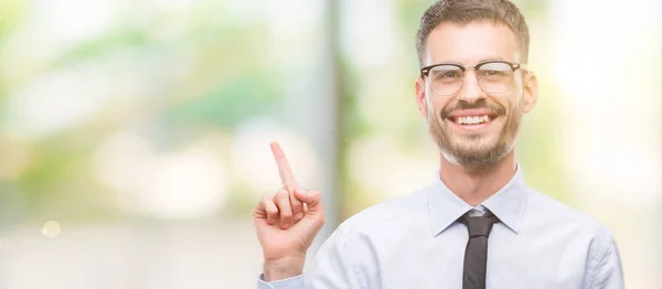 Joven Hombre Negocios Muy Feliz Señalando Con Mano Dedo Lado —  Fotos de Stock