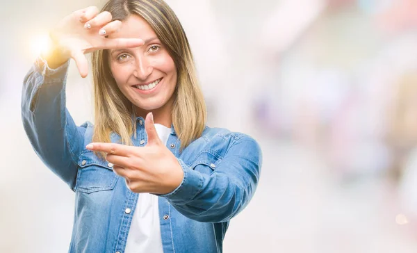 Junge Schöne Frau Über Isoliertem Hintergrund Lächelnd Rahmen Mit Händen — Stockfoto