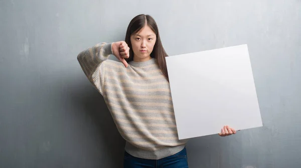 Unga Kinesiska Kvinnan Över Grå Väggen Håller Banner Med Arga — Stockfoto