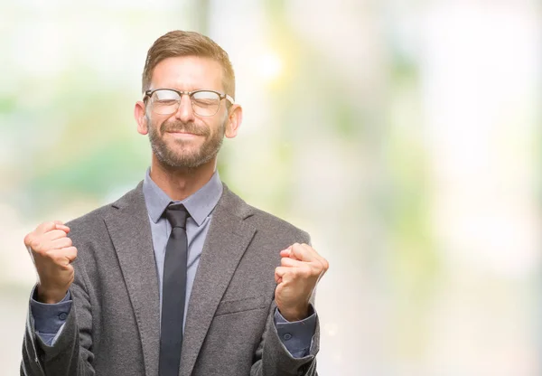 Junger Gutaussehender Geschäftsmann Mit Isoliertem Hintergrund Sehr Glücklich Und Aufgeregt — Stockfoto