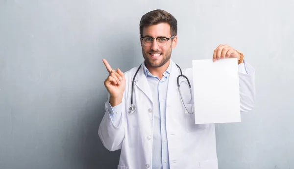 Guapo Joven Médico Hombre Sobre Gris Grunge Pared Celebración Contrato —  Fotos de Stock