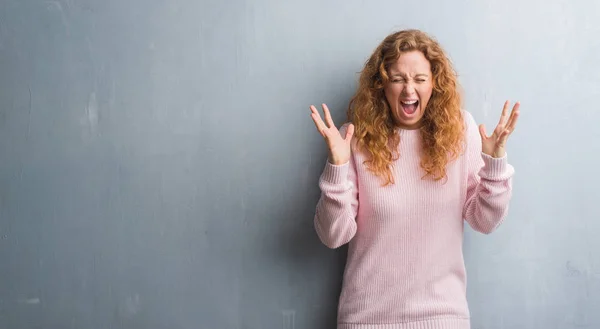 Junge Rothaarige Frau Über Grauer Grunge Wand Rosa Pullover Die — Stockfoto