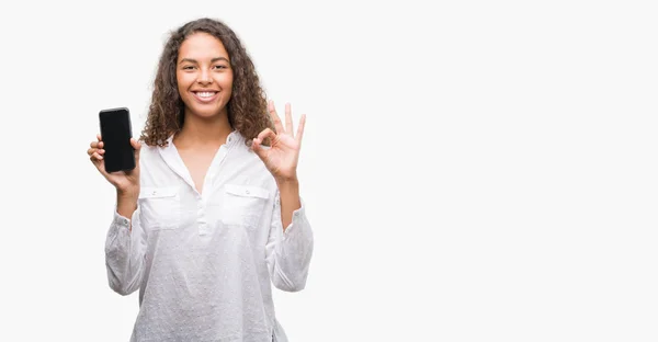 Молодая Латиноамериканка Помощью Смартфона Делает Хорошо Знак Пальцами Отличный Символ — стоковое фото