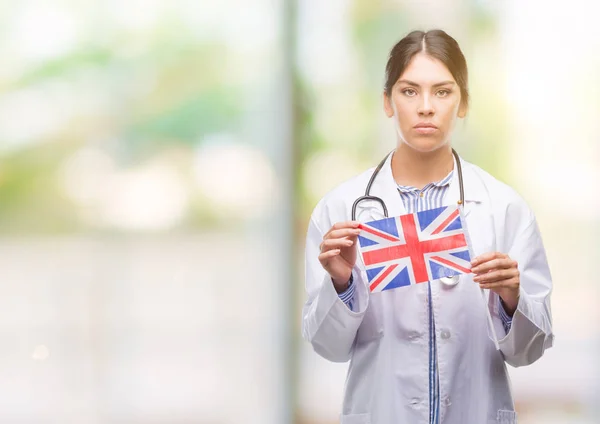 Jovem Hispânico Médico Mulher Segurando Bandeira Reino Unido Com Uma — Fotografia de Stock
