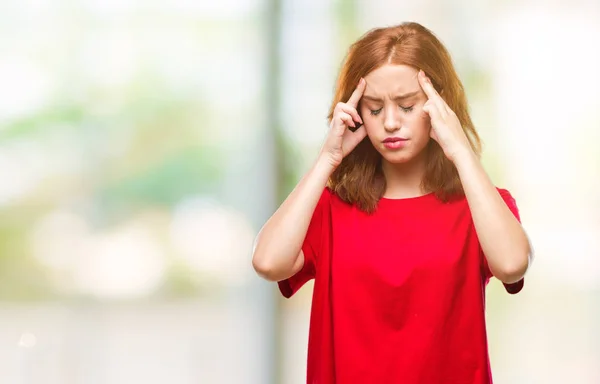 若くてきれいな女性をので頭の頭の中の痛みのために手でバック グラウンドを分離したストレス 片頭痛に苦しんでいます — ストック写真