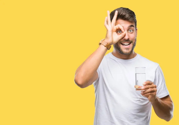 Jeune Bel Homme Buvant Verre Eau Sur Fond Isolé Avec — Photo