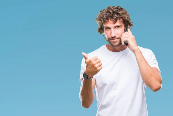 Schöner Hispanischer Mann Modell Spricht Auf Smartphone Über Isolierten Hintergrund — Stockfoto