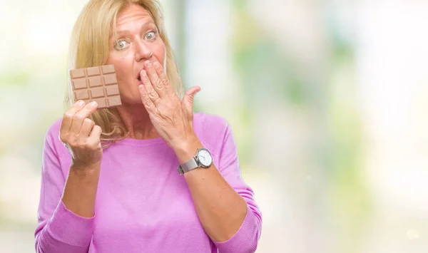 Donna Bionda Mezza Età Che Mangia Barretta Cioccolato Sfondo Isolato — Foto Stock